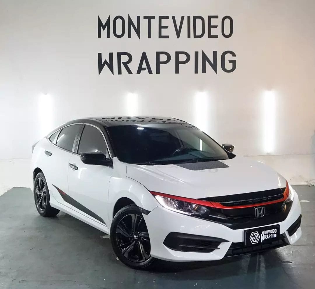 Especialista trabajando en un vehículo