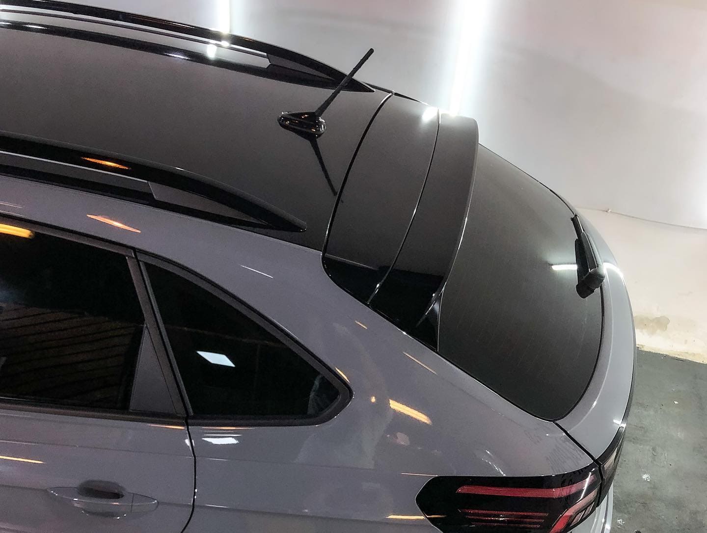 Vehículo con polarizado instalado