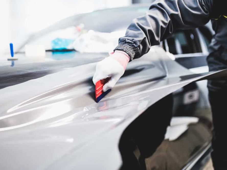Especialista instalando un wrap en un automóvil